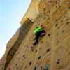 电视明星米卡·福勒 Abilities Expo上的自适应攀岩墙